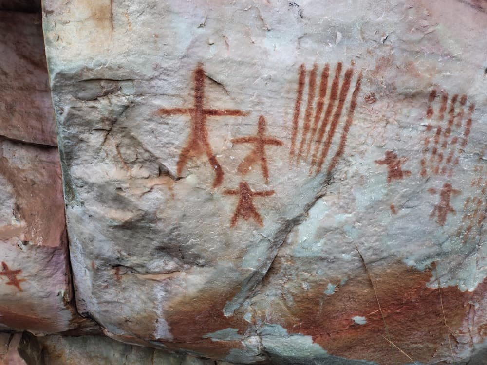 Qué hacer en São João del-Rei - foto de las pinturas rupestres de la Serra do Lenheiro